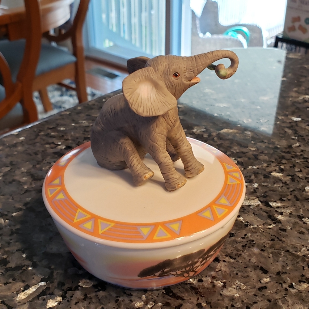 Lenox baby elephant music Box - Picture 1 of 17